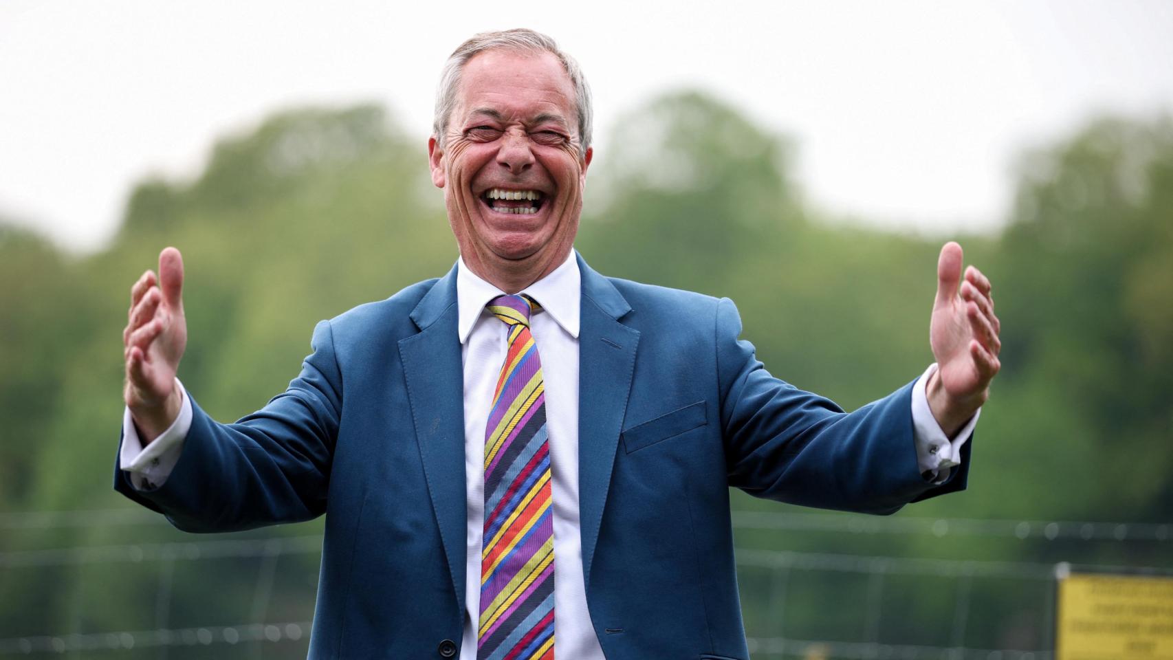 Nigel Farage reacciona mientras se anuncian los resultados de las elecciones locales, en St Helens, Merseyside.
