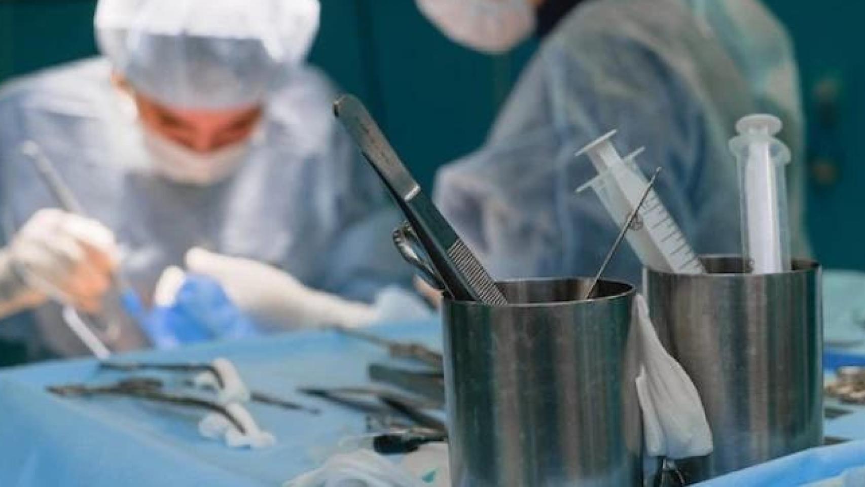 Médicos jóvenes durante una intervención..