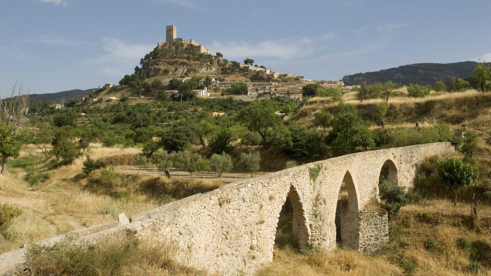 Acueducto medieval de Biar, con el municipio al fondo.