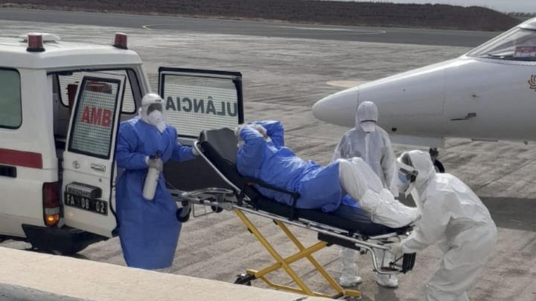Imagen publicada en X por el director de la OMS, Tedros Adhanom, de la evacuación de tres pacientes sospechosos de casos de hantavirus.