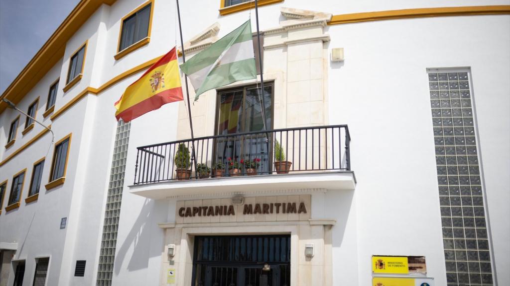 La fachada de la Capitanía Marítima de Huelva, este viernes, con las banderas de España y Andalucía a media asta.