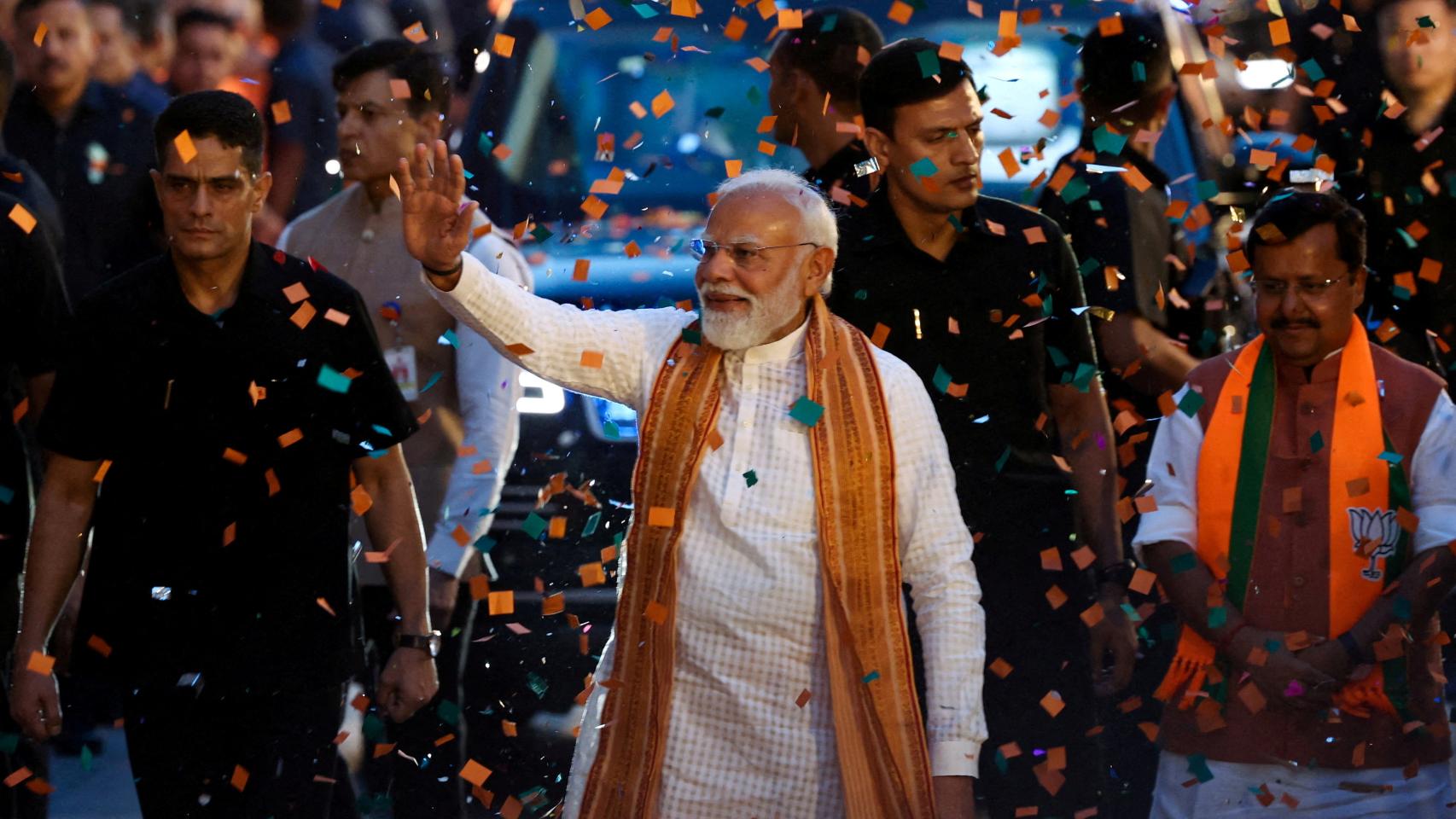 El primer ministro de India, Narendra Modi, saluda a sus seguidores a su llegada a la sede del BJP en Nueva Delhi.