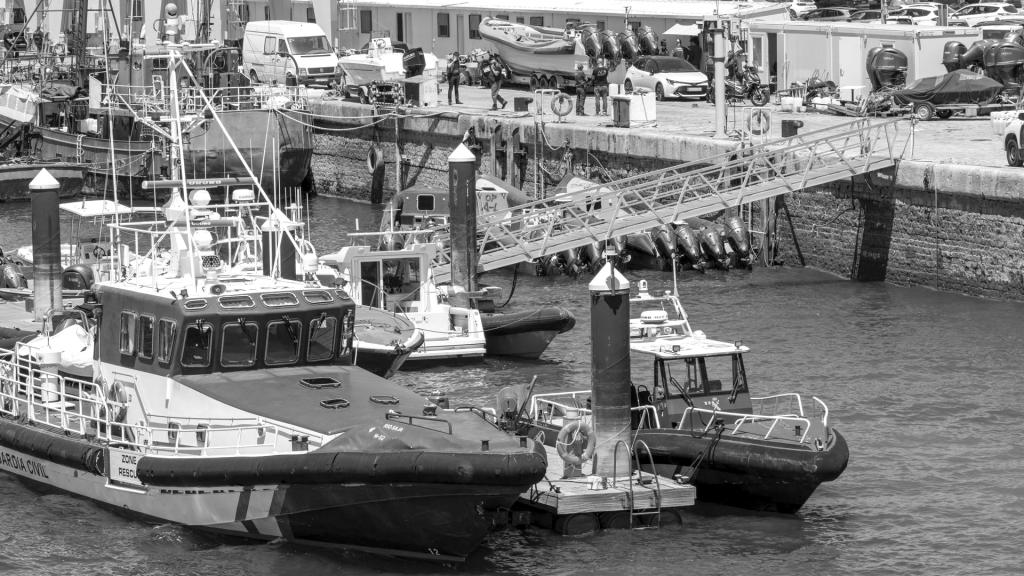 Dos barcos de la Guardia Civil este viernes, en el muelle de Levante, en Huelva. 