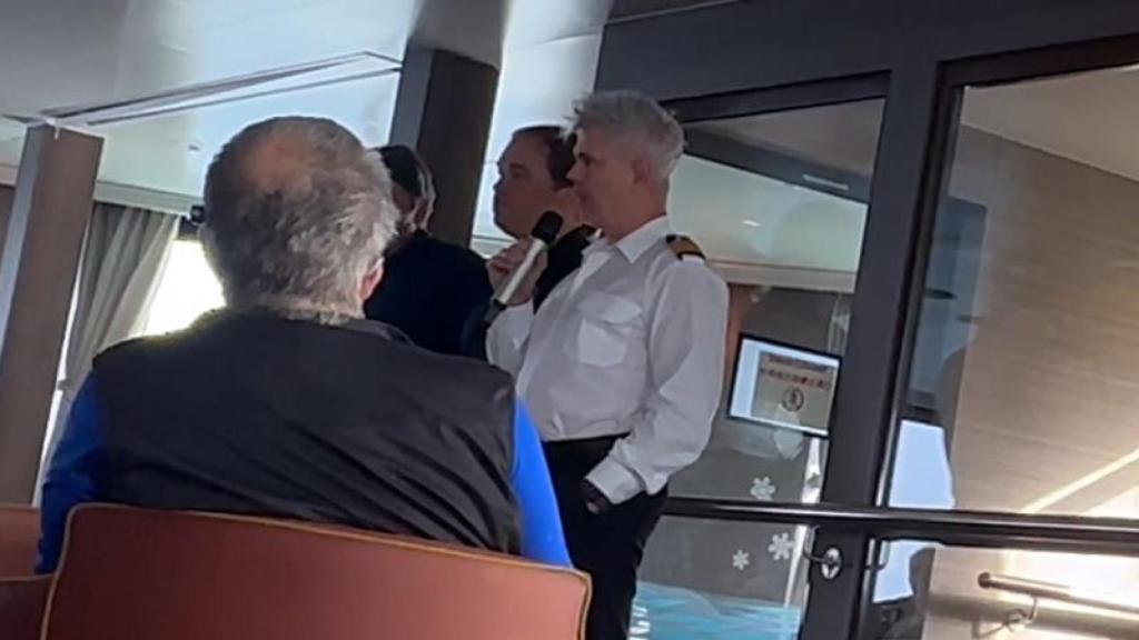 Jan Dobrogowski, capitán polaco del MV Hondius, durante la comunicación de un fallecido a los pasajeros a bordo del crucero.