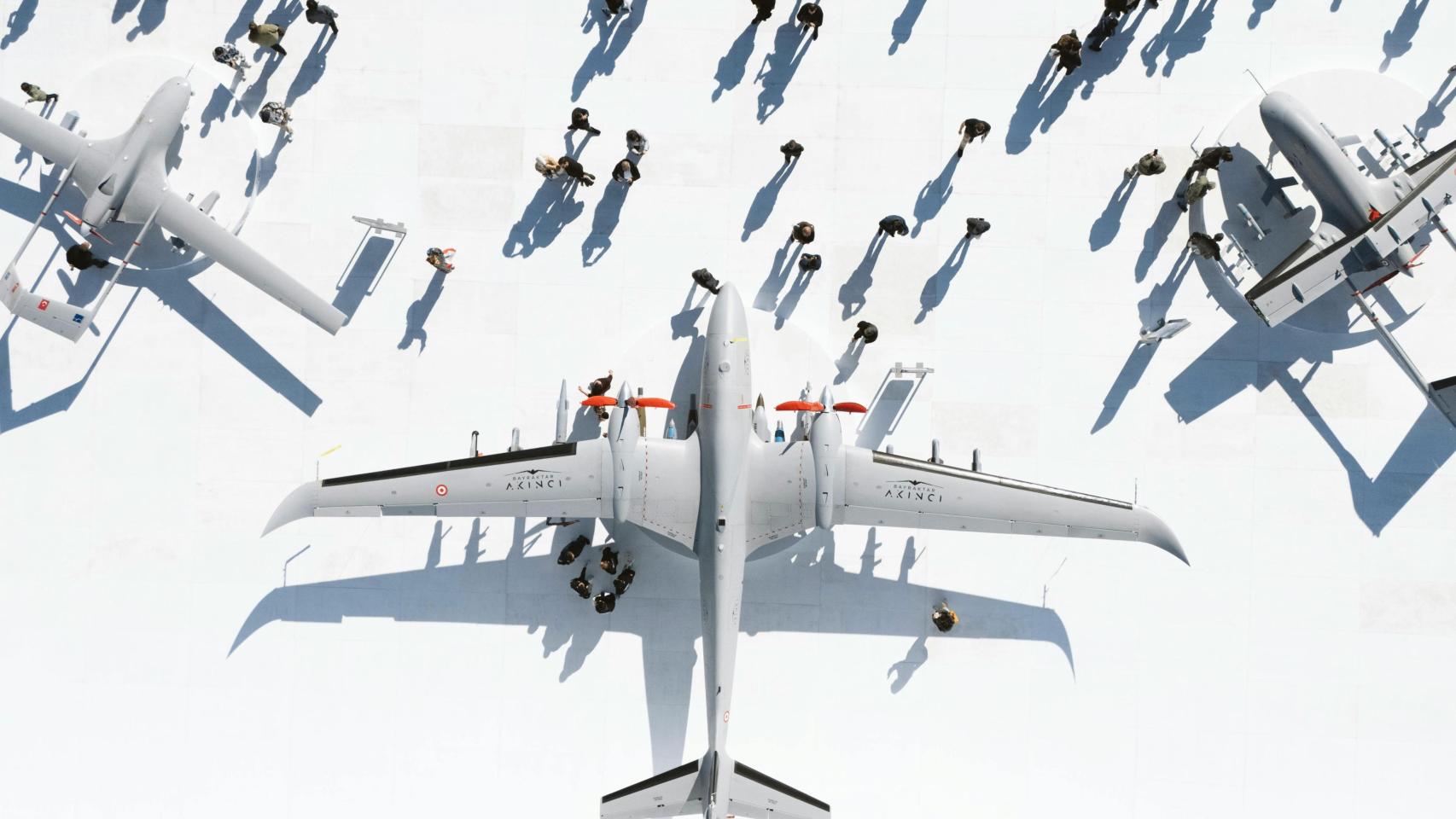 Vista aérea de aviones militares turcos con gente alrededor.