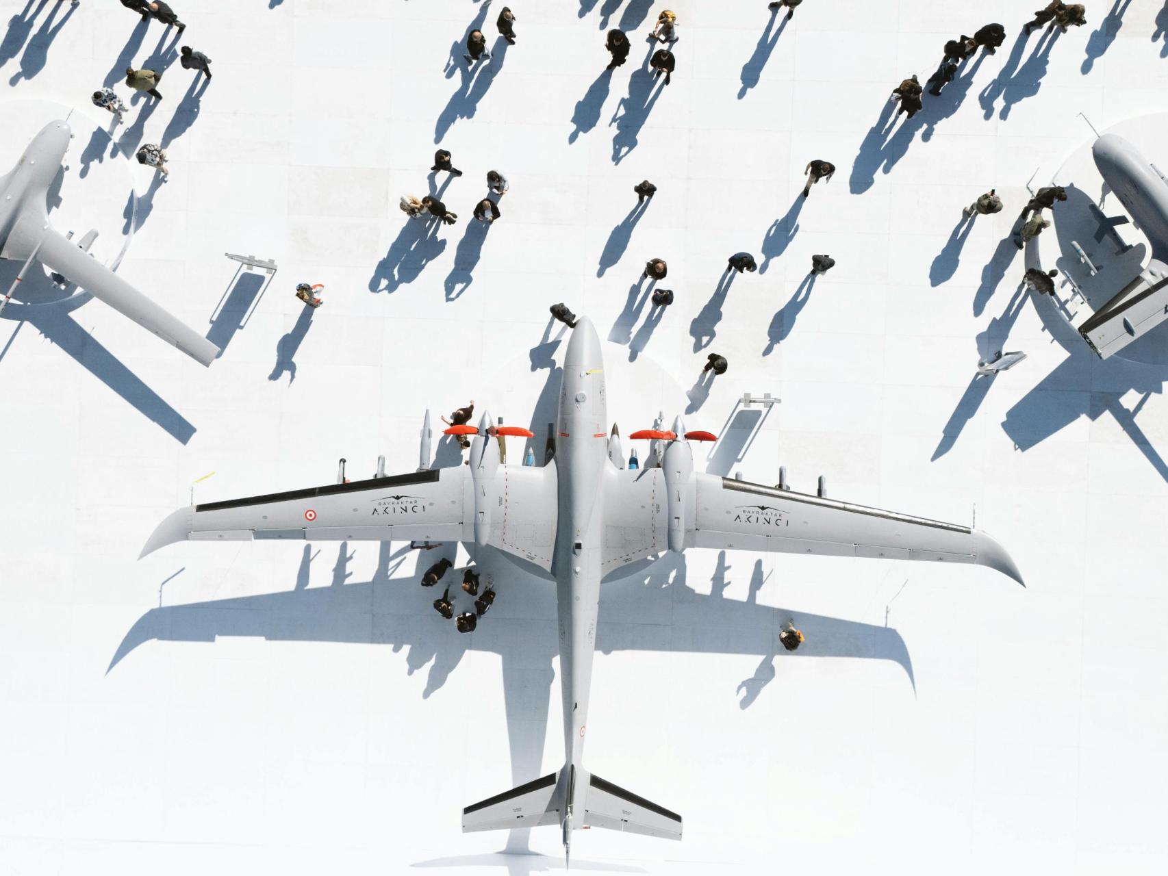 Vista aérea de aviones militares turcos con gente alrededor.