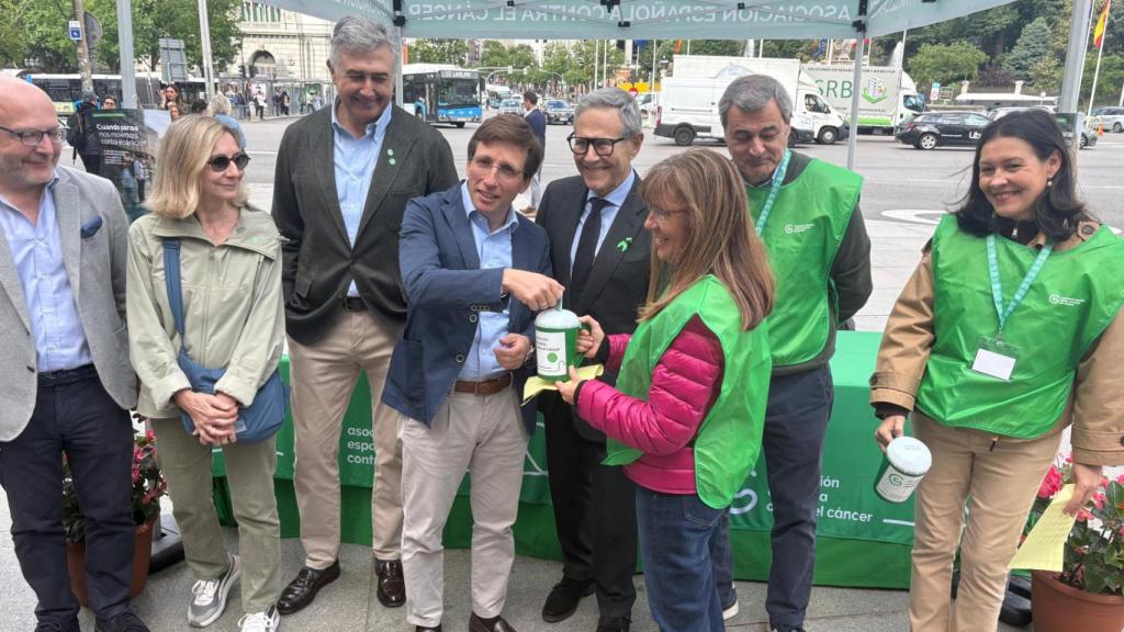 Almeida apoya la lucha contra el cáncer. 
