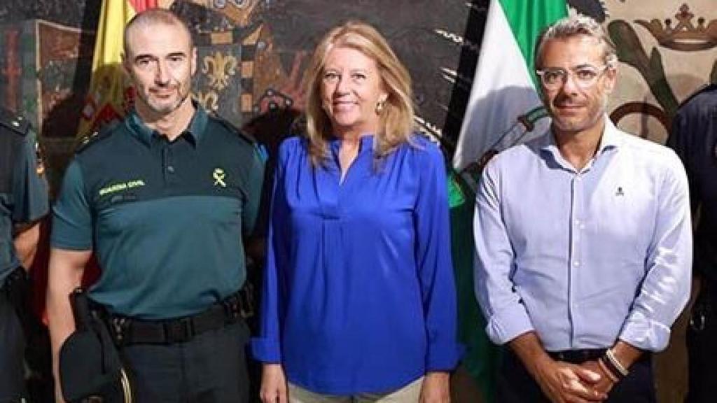 El capitán Jerónimo (I), recibido como jefe de la Guardia Civil de Marbella por la alcaldesa y el concejal de Seguridad.