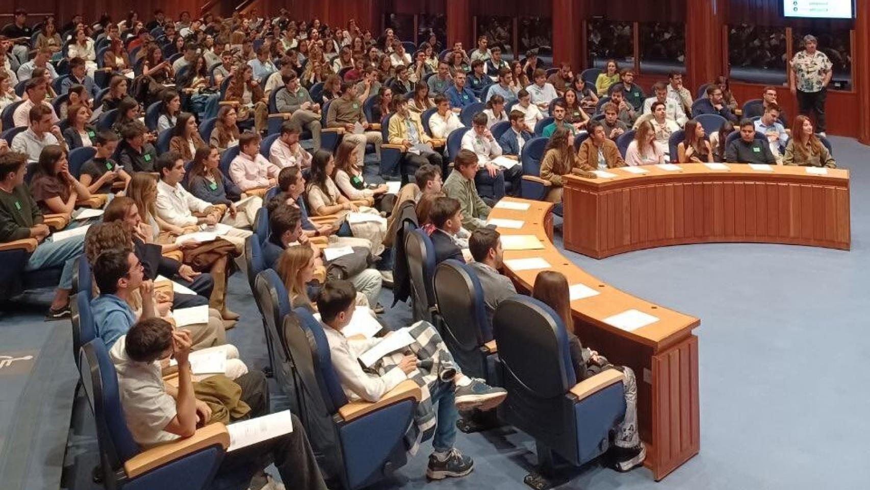 Aspirantes al MIR esperan su turno en el proceso de adjudicación de plaza.