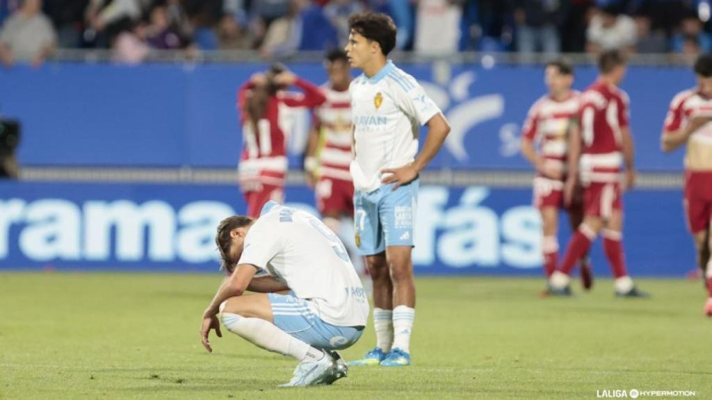 Los jugadores del Real Zaragoza se lamentan tras la derrota ante el Granada