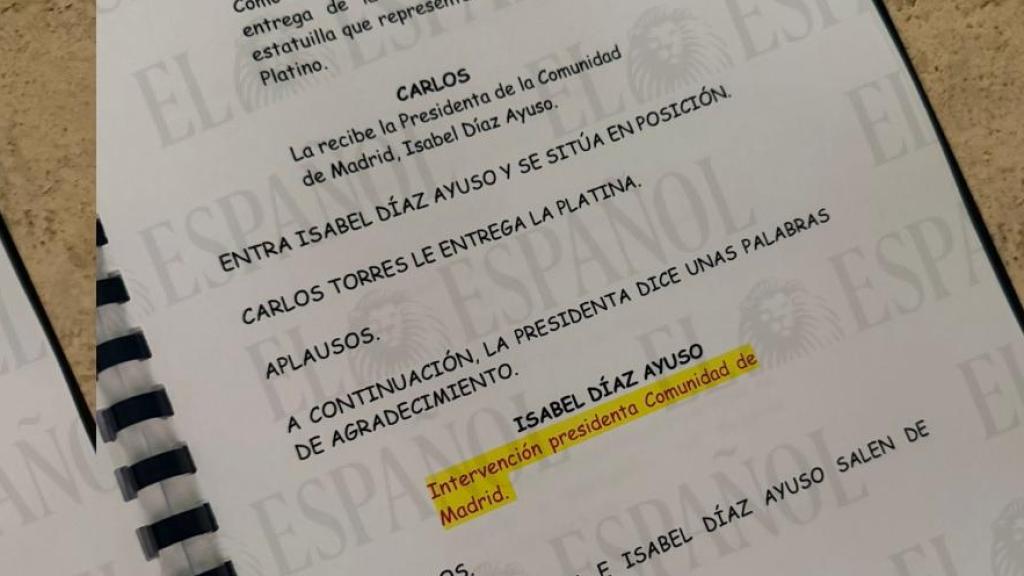 Guion de la gala de los Premios Platino donde figura que Ayuso iba a subir este sábado al escenario.