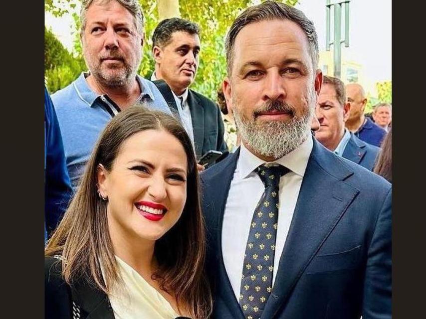 María Guerrero, la concejal que ha dejado el Grupo Municipal de Vox en el Ayuntamiento de Murcia, junto a Santiago Abascal.