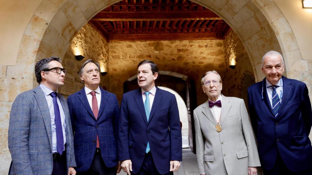 El presidente de la Junta de Castilla y León, Alfonso Fernández Mañueco, asiste al acto de presentación de la obra ''Historia de los Rotarios en España.1920-1936'' y entrega de distinciones de honor de la Academia Española de Estudios Históricos de Odontología y Estomatología.