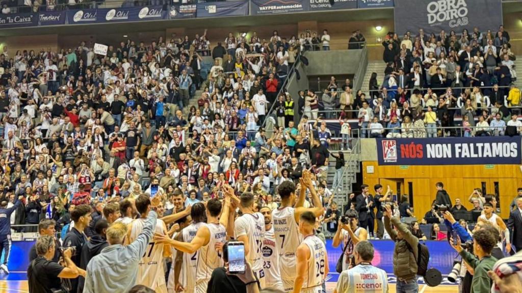 Los jugadores del Obradoiro celebran el ascenso a la ACB tras el pitido final.