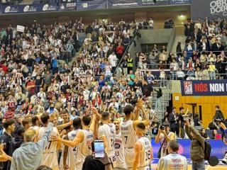 Los jugadores del Obradoiro celebran el ascenso a la ACB tras el pitido final.