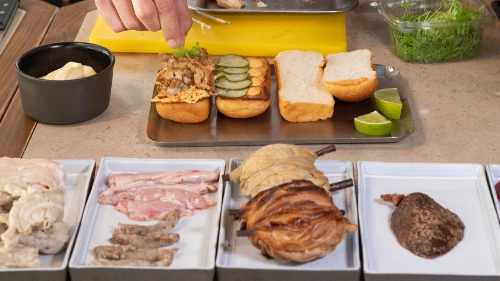 Los ingredientes y montaje del bocadillo de entresijos del chef Javi Estevez.