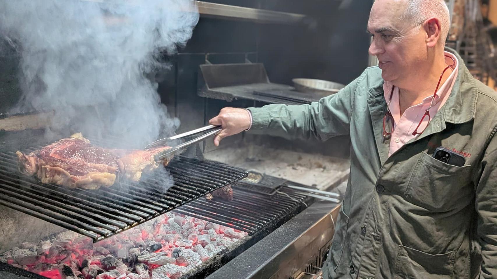 Santiago Pedraza, de Taberna Pedraza, mano a mano con una chuleta de buey de raza minhota. 