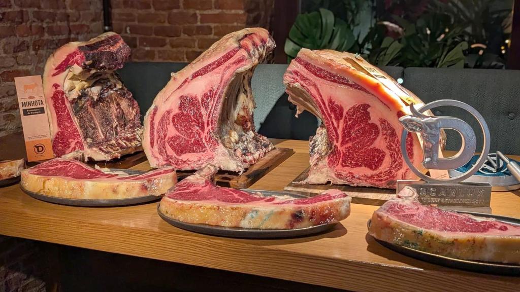 Las chuletas extraídas de los lomos del buey de raza minhota que sirven en Taberna Pedraza por tiempo limitado.