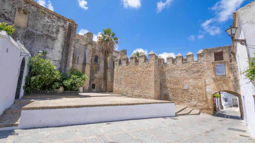 Calle pública del pueblo de Vejer de la Frontera con Puerta de Segur e iglesia