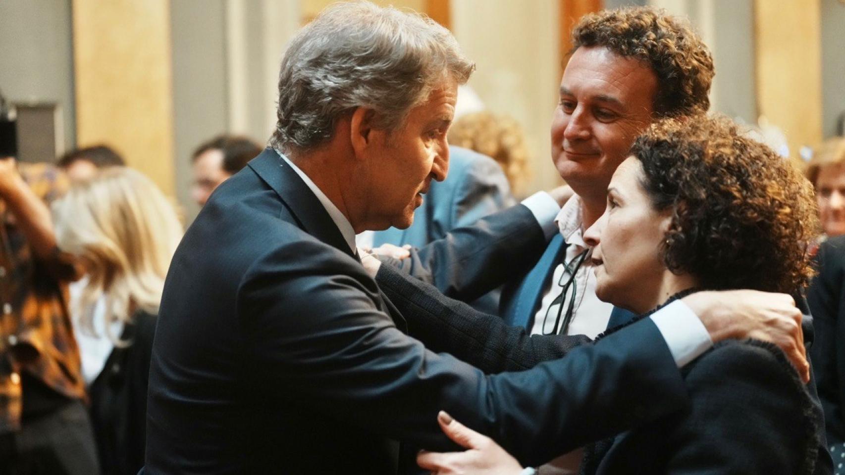 Alberto Núñez Feijóo saluda en el Senado a Zara y José Manuel, padres de Sandra Peña, la menor víctima del bullying en Sevilla.