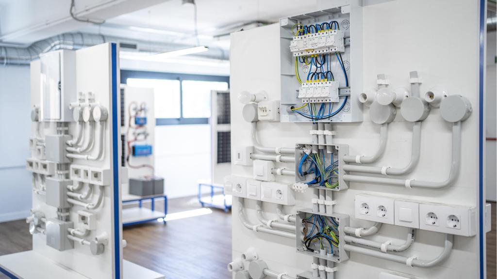 Los paneles para las prácticas de electricidad en el centro de Tecnio de Alcorcón.