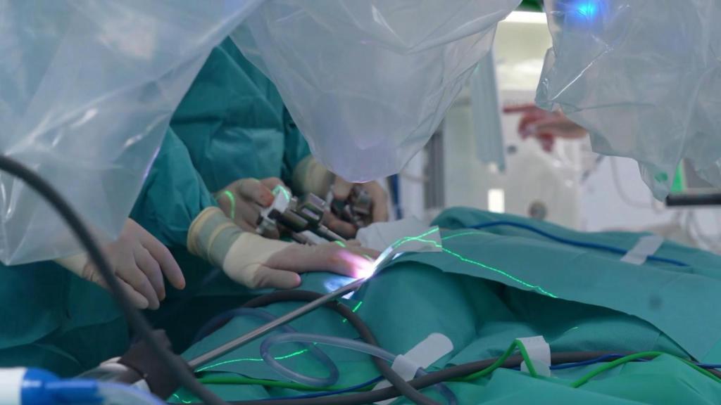 Operación con robot a un bebé de tres meses con obstrucción renal en el 12 de Octubre.