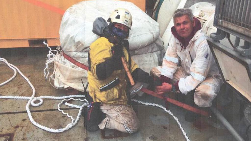 Jan Dobrogowski (derecha), durante una operación logística en una estación de investigación de la Antártida. El capitán polaco ha desarrollado gran parte de su carrera en campañas polares y navegación extrema entre hielo antes de quedar al mando del MV Hondius durante el brote de hantavirus en el Atlántico.