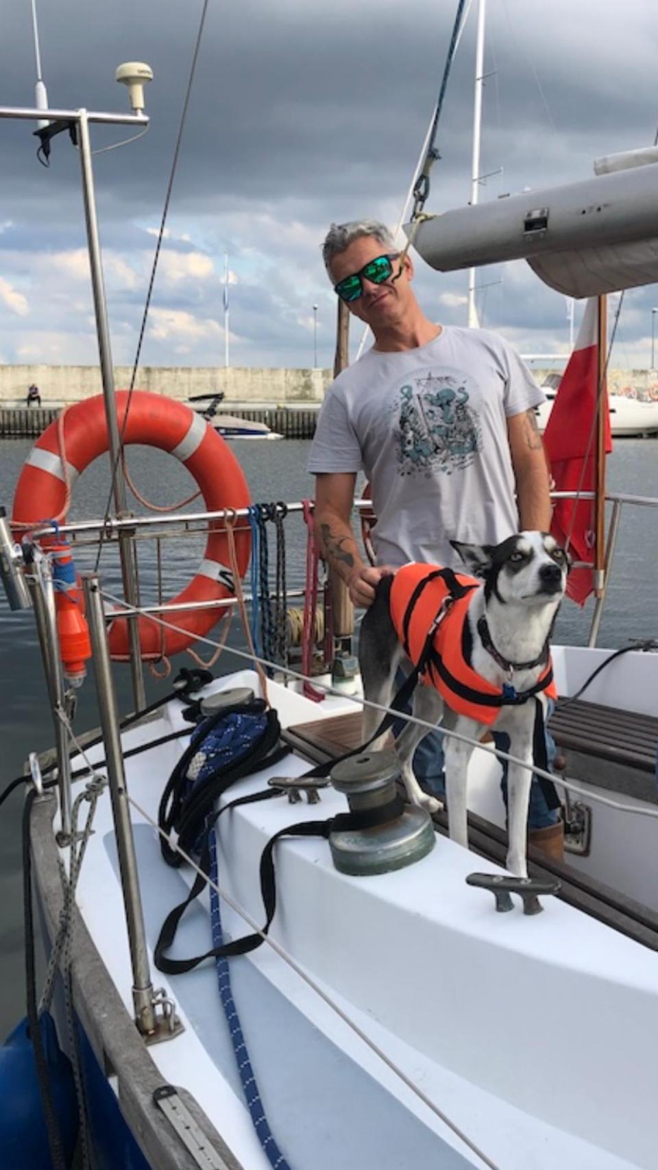 Jan Dobrogowski posa junto a su perro a bordo de su velero personal, una de las imágenes que reflejan la vida itinerante y marítima del capitán polaco fuera de las campañas polares y los grandes buques de expedición.
