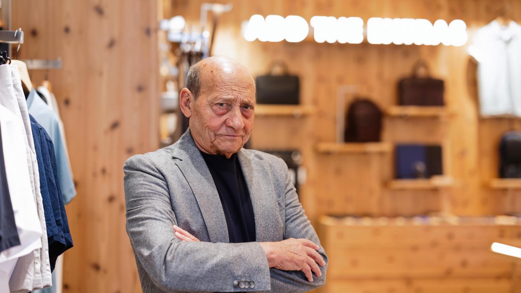 Félix Bellido posa para este diario en la apertura de la tienda propia en Málaga. 