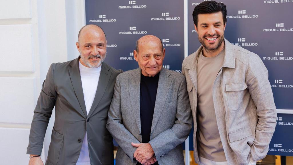 Alberto Bellido, Félix Bellido y el exfutbolista Miguel Torres en la inauguración.