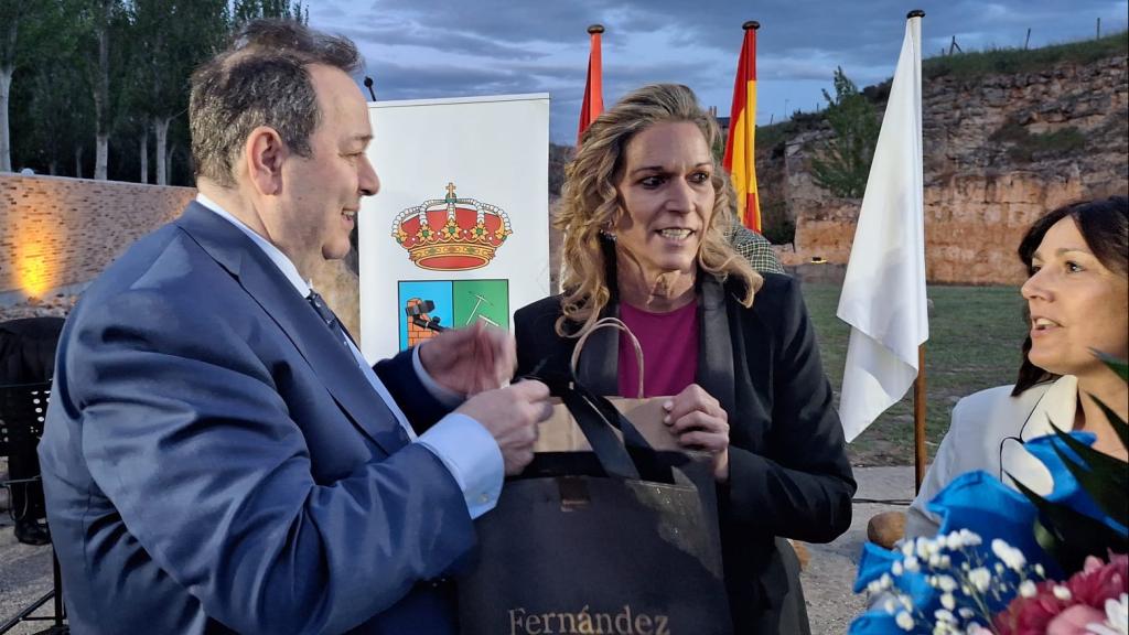 Benjamín Crespo recibiendo un obsequio de parte de la corporación municipal de Villamayor.