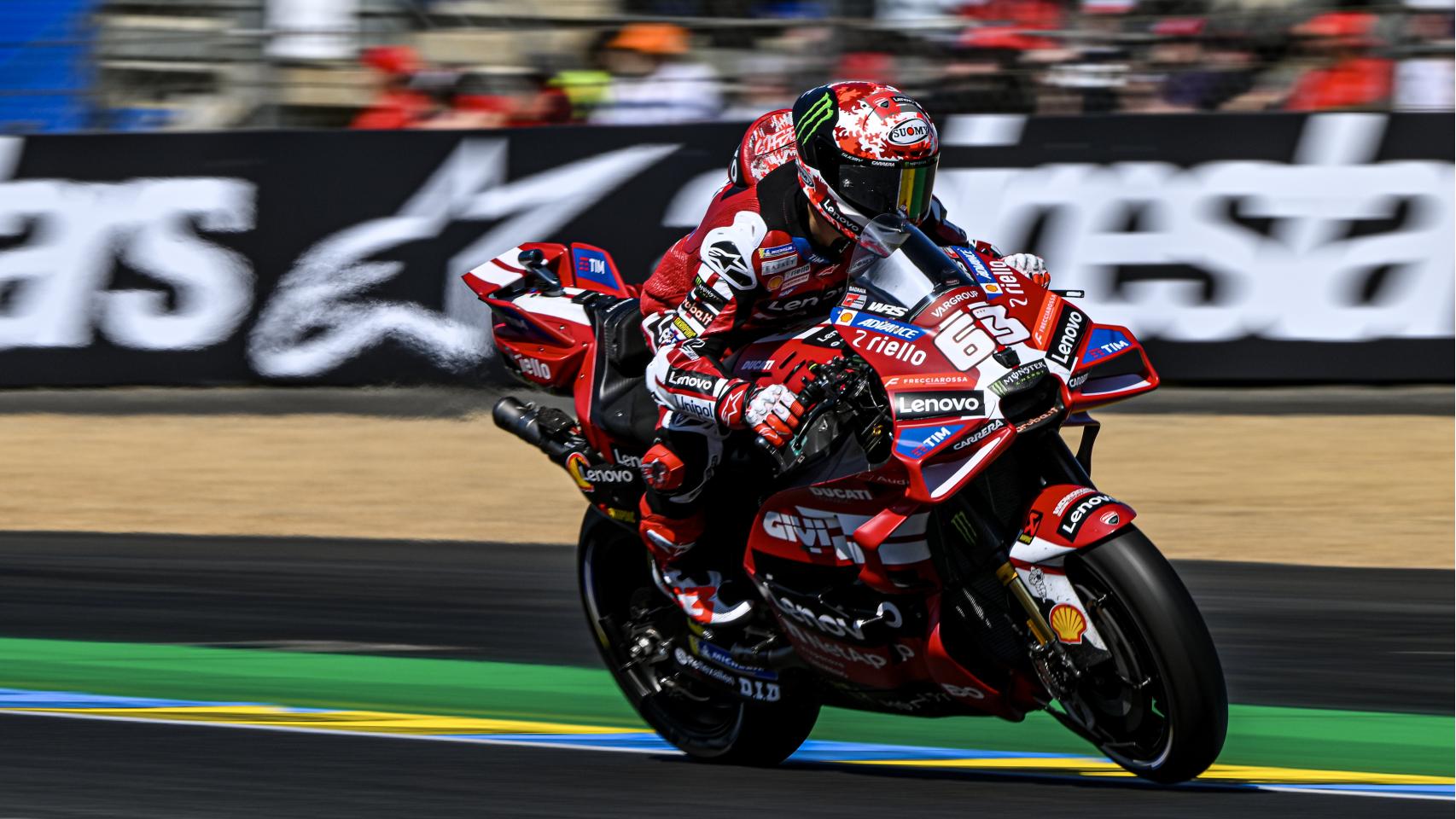 Pecco Bagnaia pilota su Ducati Desmosedici GP26, en el circuito Bugatti de Le Mans.