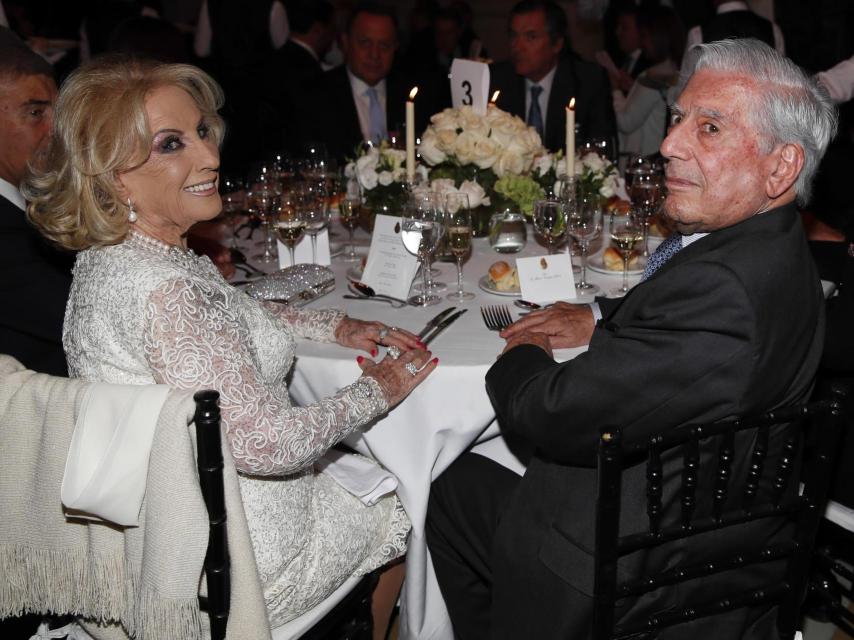 Mirtha Legrand con Mario Vargas Llosa.
