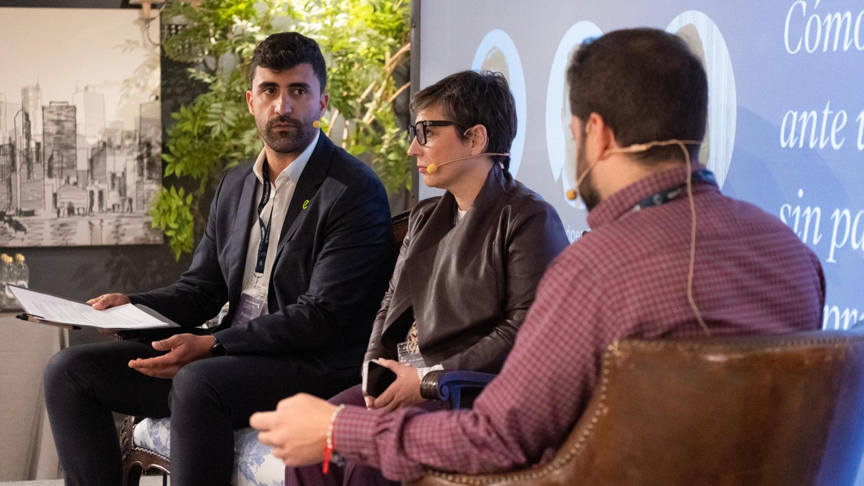 Xurxo López, director de E.Nova Enerxía, habla con Judit Meiriño, CEO de Datadefend Solutions, y Luciano Covelo, presidente de AJE, en el Foro Empresa Resiliente organizado por Quinceml