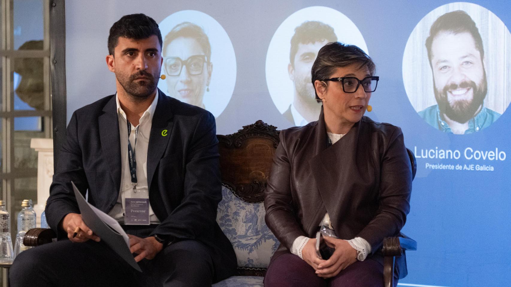 Judit Meiriño, CEO de Datadefend Solutions, habla con Xurxo López, director de E.Nova Enerxía, y Luciano Covelo, presidente de AJE, en el Foro Empresa Resiliente organizado por Quinceml
