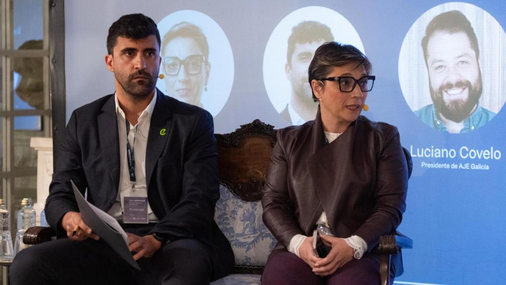 Judit Meiriño, CEO de Datadefend Solutions, habla con Xurxo López, director de E.Nova Enerxía, y Luciano Covelo, presidente de AJE, en el Foro Empresa Resiliente organizado por Quinceml