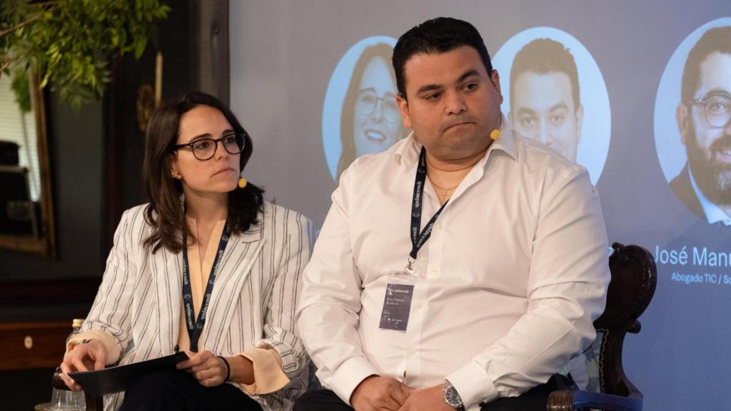 Cora Vinagre Sendino, de FSAS Technologies, y José Delgado, CEO de Qaroní, charlan en la mesa redonda del Foro Empresa Resiliente