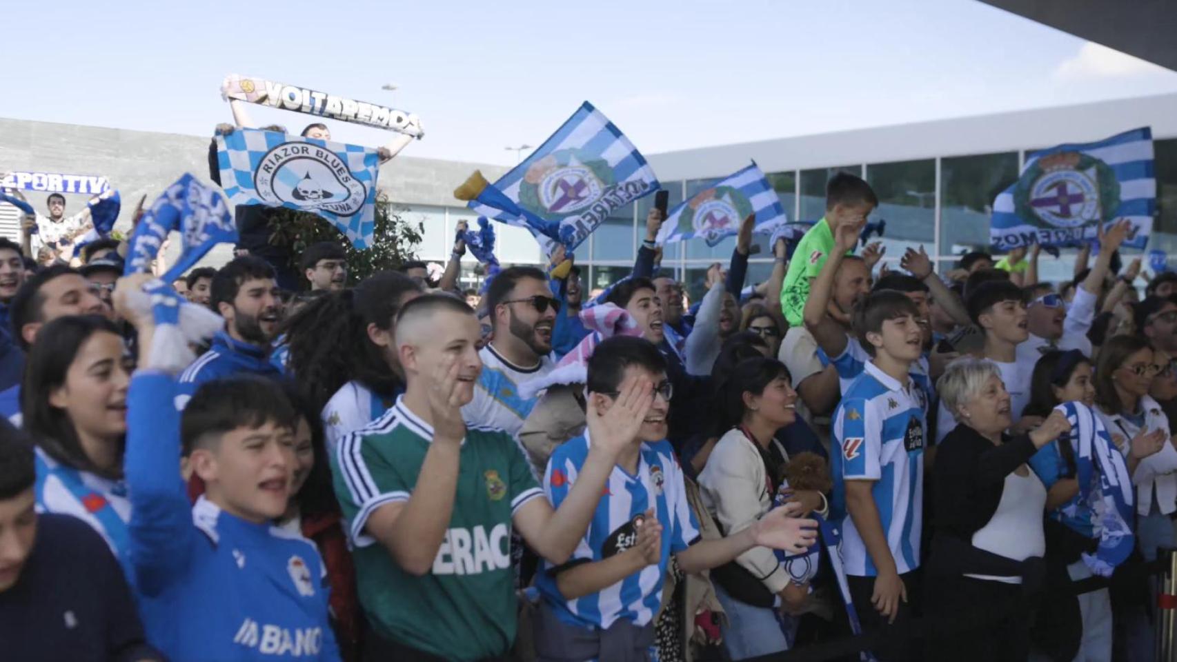 La afición del Deportivo recibió este sábado a la plantilla en el aeropuerto de Alvedro tras la victoria ante el Cádiz