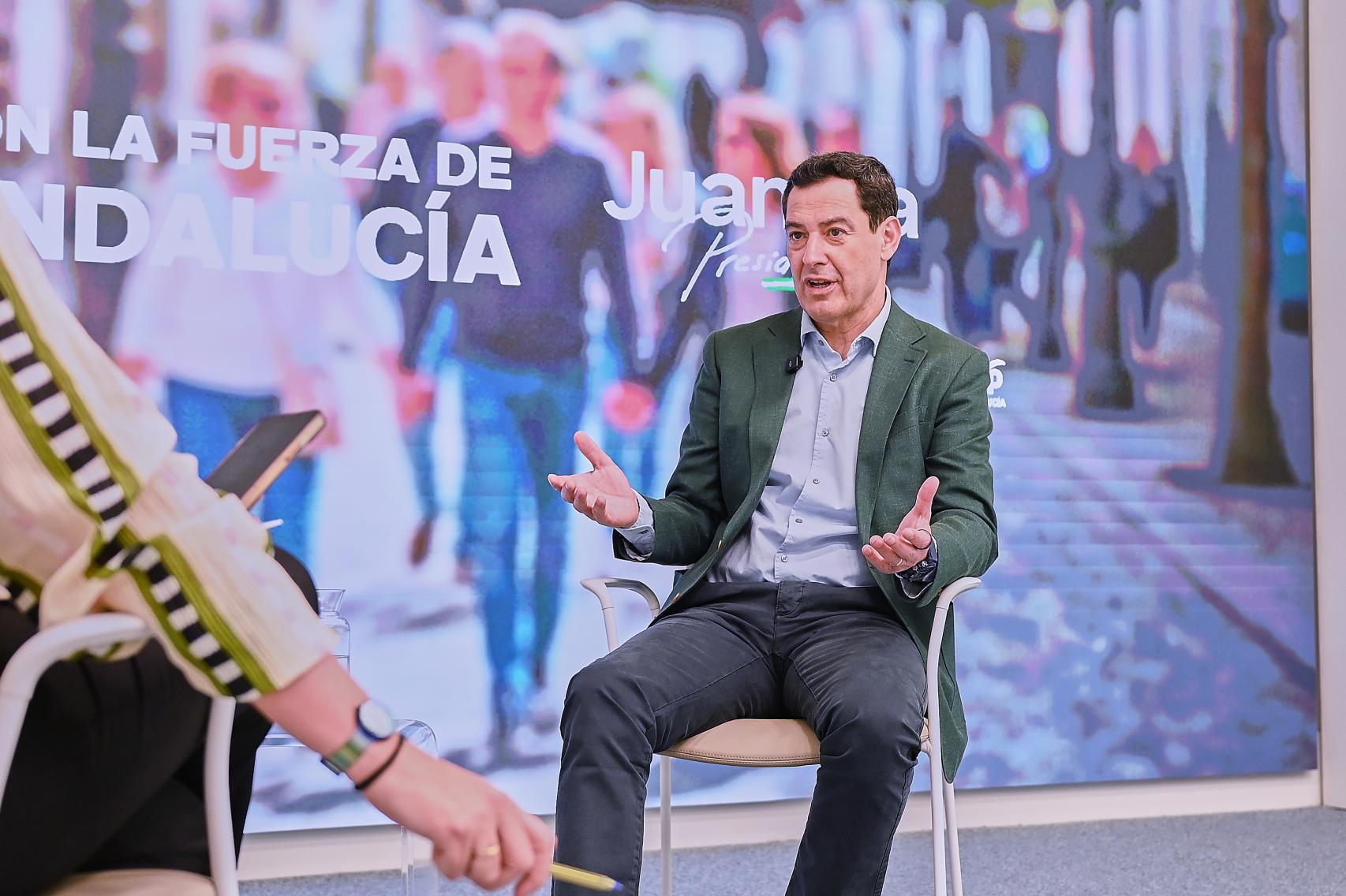 El presidente de la Junta y candidato del PP andaluz, Juanma Moreno, durante la entrevista a EL ESPAÑOL.
