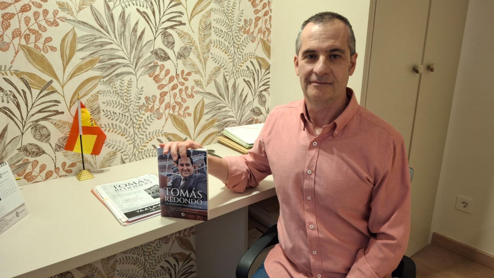 Tomás Redondo García, junto a su obra Tomás Redondo: 'Un apoderado para una década'.