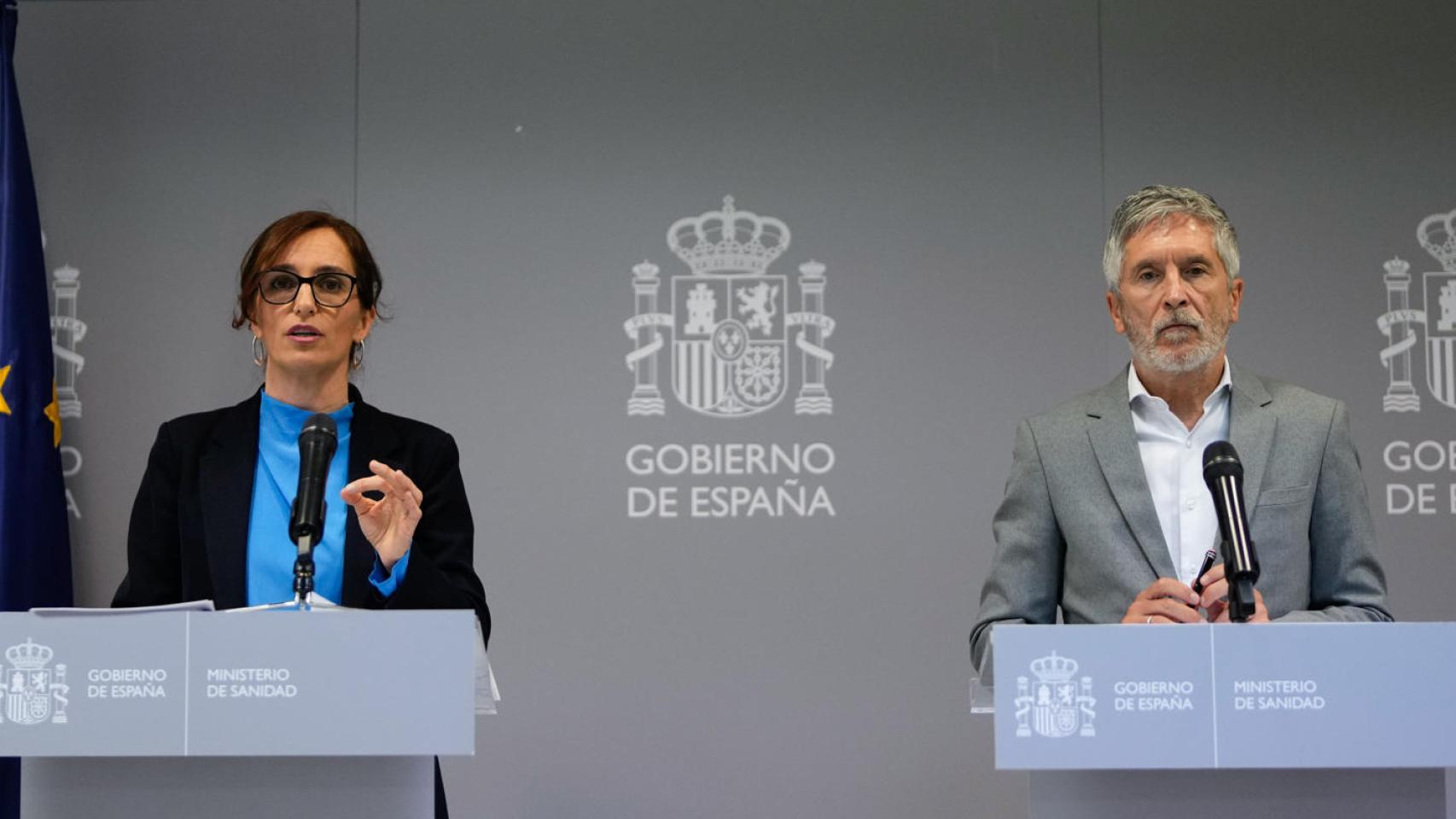 La ministra de Sanidad, Mónica García, durante la rueda de prensa ofrecida junto al ministro de Interior, Fernando Grande-Marlaska, este sábado en la sede del ministerio, en Madrid. 