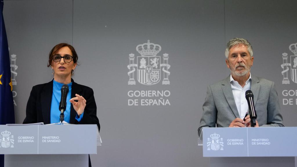 La ministra de Sanidad, Mónica García, durante la rueda de prensa ofrecida junto al ministro de Interior, Fernando Grande-Marlaska, este sábado en la sede del ministerio, en Madrid. 
