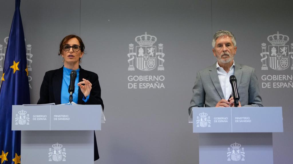 La ministra de Sanidad, Mónica García, durante la rueda de prensa ofrecida junto al ministro de Interior, Fernando Grande-Marlaska, este sábado en la sede del ministerio, en Madrid. 