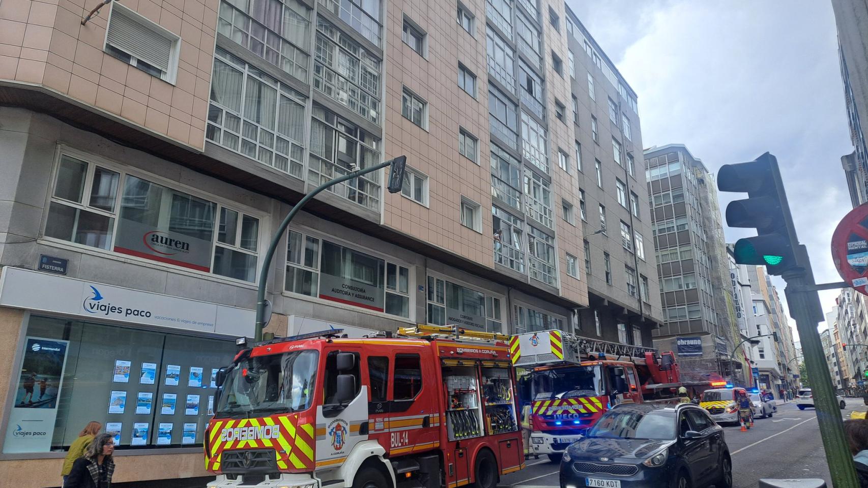 Tres dotaciones de bomberos se desplazaron hasta la avenida de Finisterre, en A Coruña, tras declararse un incendio en una vivienda