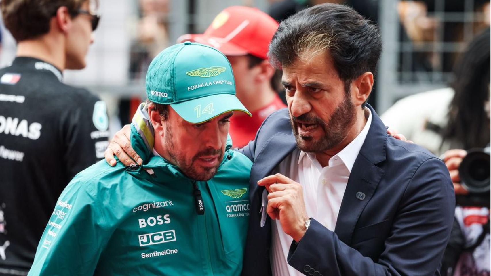 Mohammed ben Sulayem, presidente de la FIA, junto a Fernando Alonso.