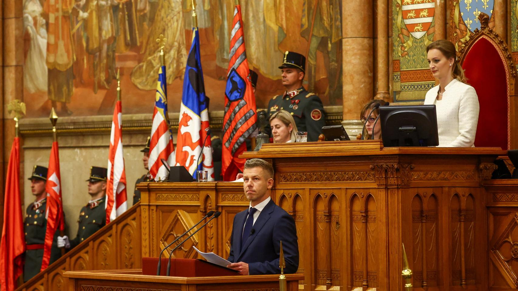 Peter Magyar pronuncia un discurso tras convertirse en el nuevo Primer Ministro de Hungría, en el Parlamento de Budapest, Hungría, el 9 de mayo de 2026. 