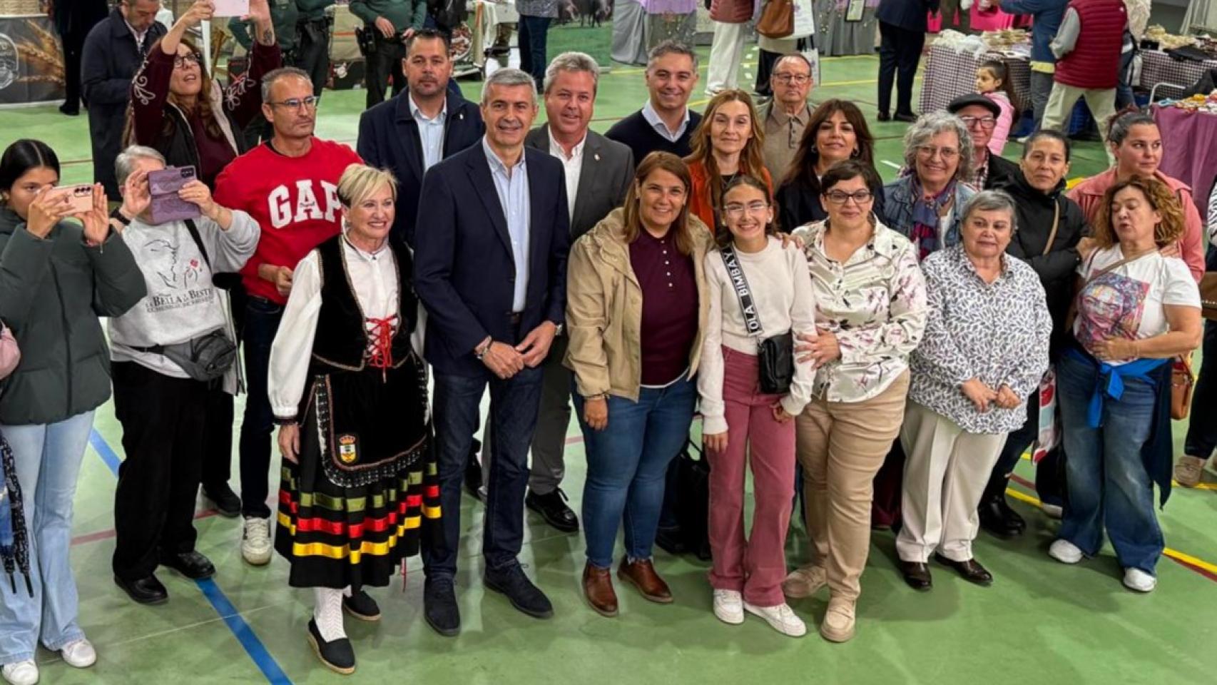 Foto de familia del encuentro comarcal por la igualdad de la toledana Sierra de San Vicente.