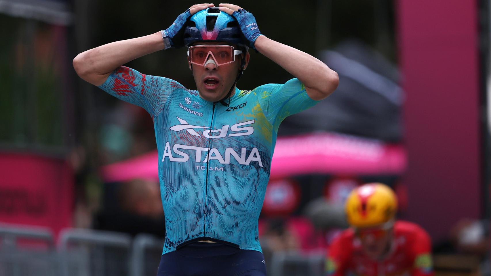Guillermo Silva, de Astana, celebra su victoria en la segunda etapa del Giro.