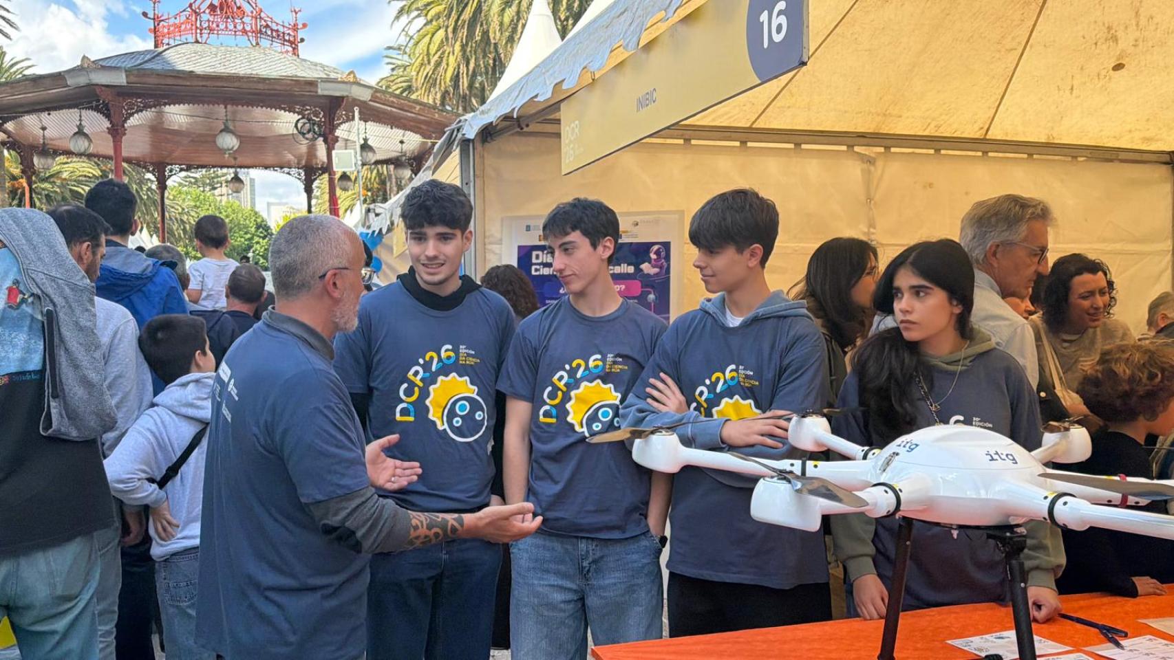 Alexandre De La Fuente González explica el proyecto de transporte sanitario con drones durante el Día de la Ciencia en la Calle de A Coruña