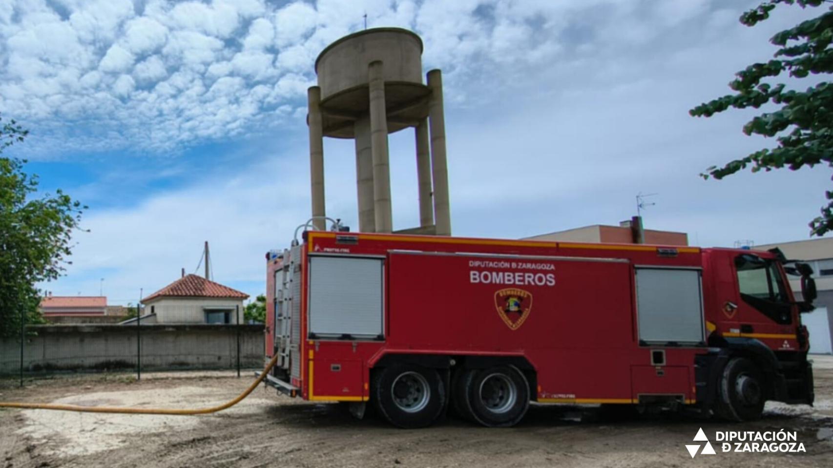 Un cambión de los Bomberos de la DPZ trasladando agua a los municipios.